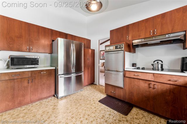 1342 Lake Crescent Drive, Bloomfield Hills, MI 48302