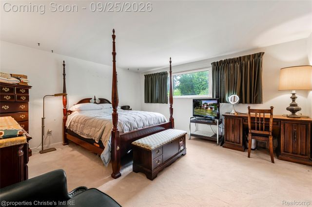 1342 Lake Crescent Drive, Bloomfield Hills, MI 48302
