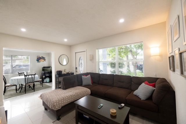 140 NW 46th St, Oakland Park, FL 33309