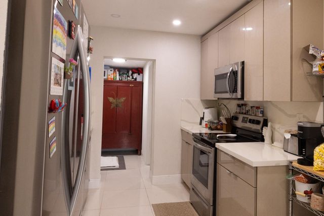 140 NW 46th St, Oakland Park, FL 33309