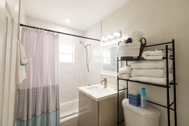 140 NW 46th St, Oakland Park, FL 33309