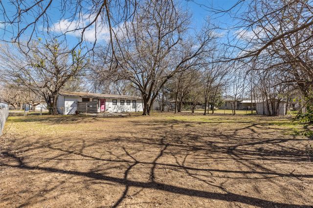 204 S Crites Street, Granbury, TX 76048