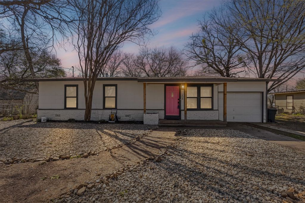 204 S Crites Street, Granbury, TX 76048