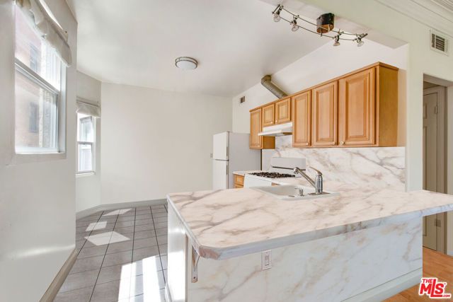 251 N Kenmore Avenue, Los Angeles, CA 90004