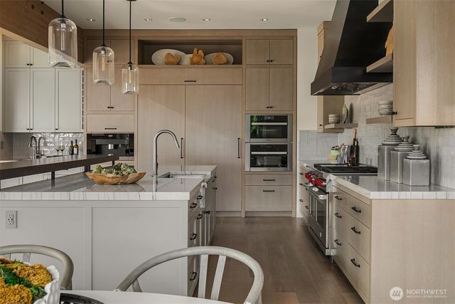 1918 94th Avenue NE, Clyde Hill, WA 98004