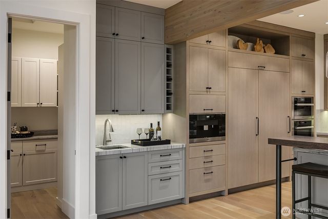 1918 94th Avenue NE, Clyde Hill, WA 98004