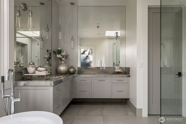 1918 94th Avenue NE, Clyde Hill, WA 98004