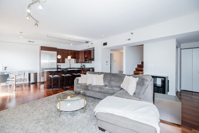 4350 N Broadway Street 1011, Chicago, IL 60613
