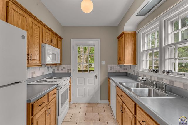3015 SW 18th ST, Topeka, KS 66604