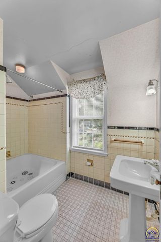 3015 SW 18th ST, Topeka, KS 66604