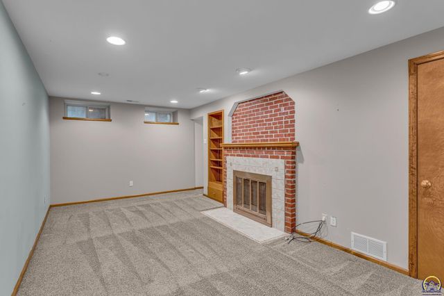 3015 SW 18th ST, Topeka, KS 66604