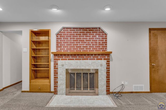 3015 SW 18th ST, Topeka, KS 66604