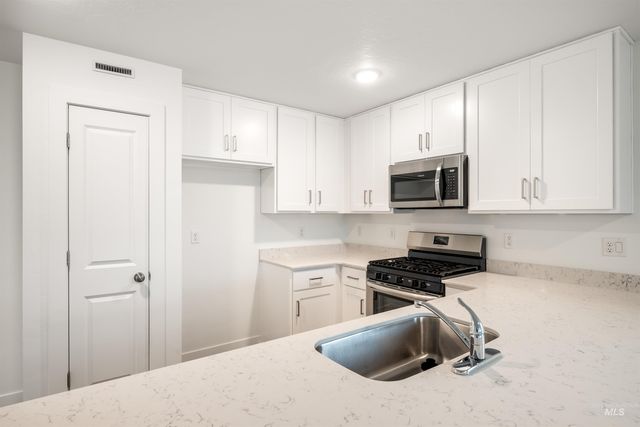 11124 Maroon Bells Dr, Caldwell, ID 83605