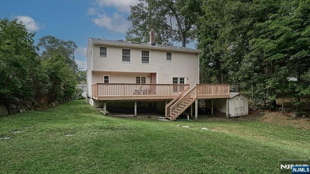 18 Maple Road, Ringwood, NJ 07456