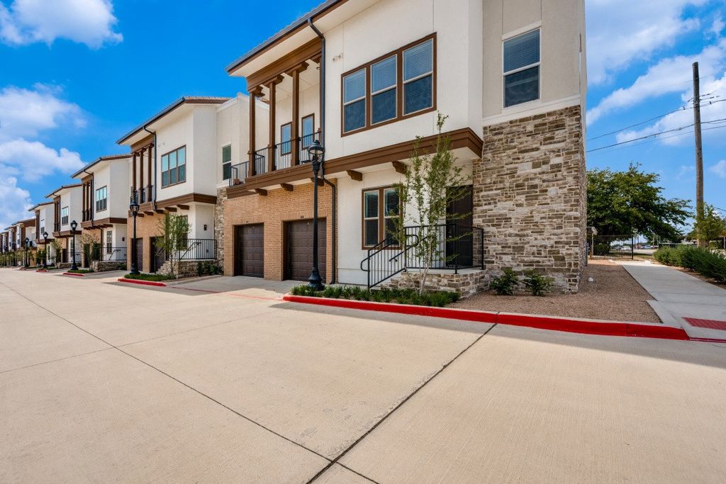 5885 Calmont Avenue 8101, Fort Worth, TX 76107