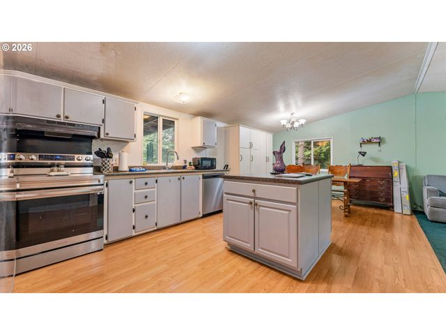 31484 Se WOODLAND Rd, Estacada, OR 97023