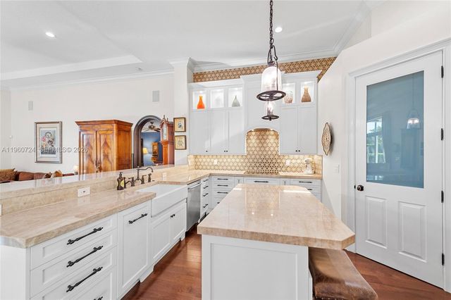 2567 Montclaire Cir, Weston, FL 33327