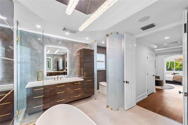 2567 Montclaire Cir, Weston, FL 33327