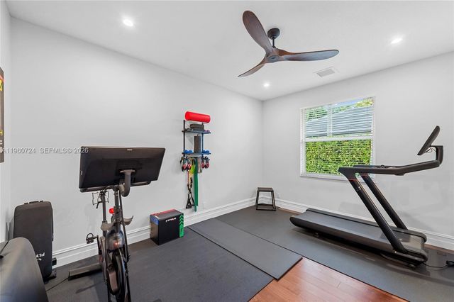 2567 Montclaire Cir, Weston, FL 33327