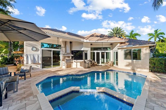 2567 Montclaire Cir, Weston, FL 33327