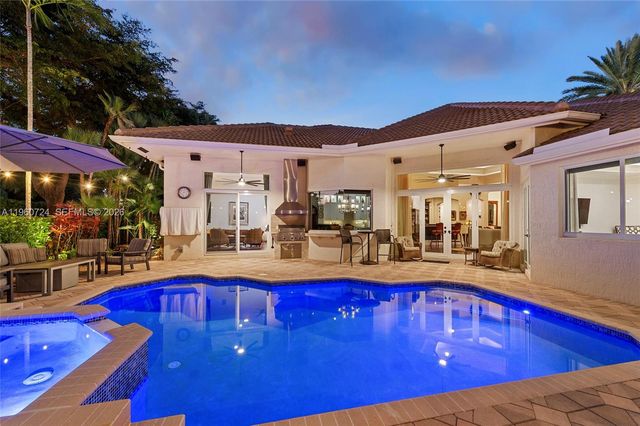 2567 Montclaire Cir, Weston, FL 33327