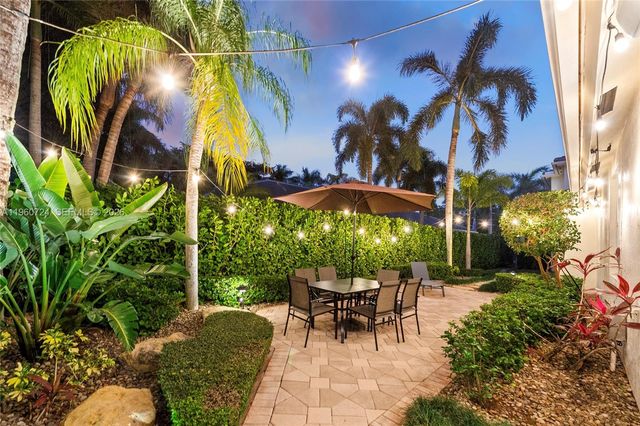 2567 Montclaire Cir, Weston, FL 33327