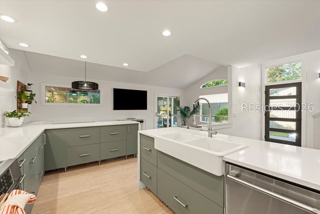 8 Goldfinch Ln, Hilton Head Island, SC 29928