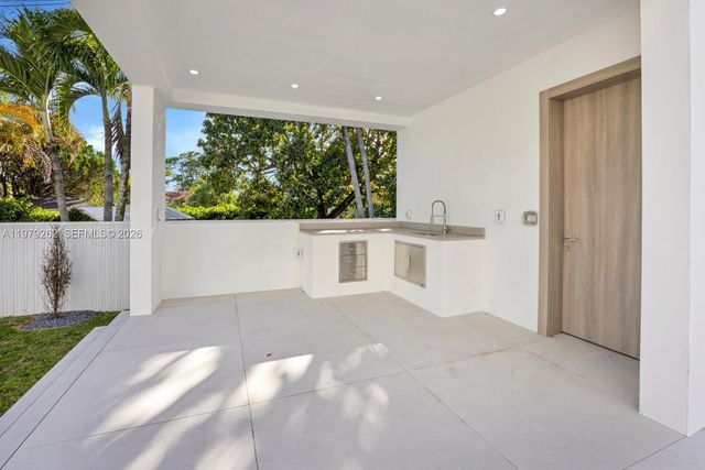 472 S Royal Poinciana Blvd, Miami Springs, FL 33166