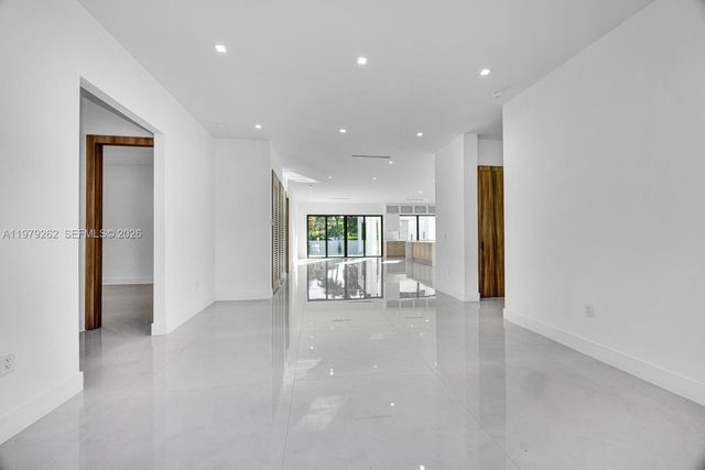 472 S Royal Poinciana Blvd, Miami Springs, FL 33166