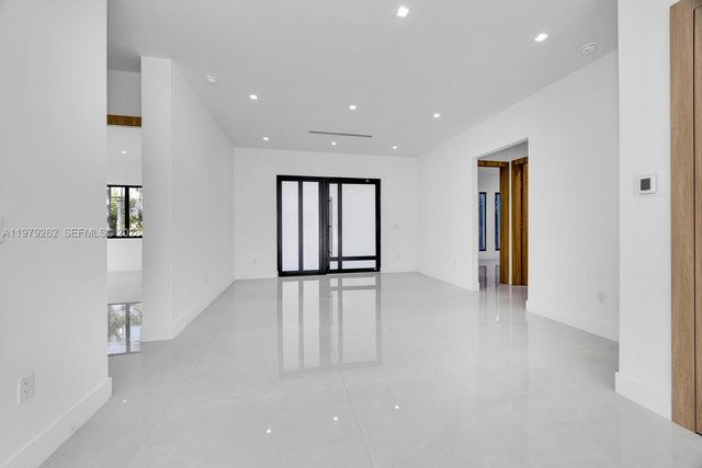 472 S Royal Poinciana Blvd, Miami Springs, FL 33166