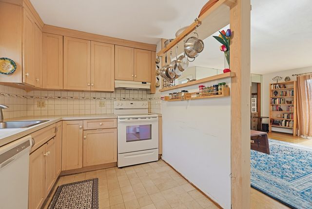 22 Jacqueline Rd D, Waltham, MA 02452
