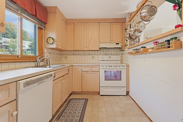 22 Jacqueline Rd D, Waltham, MA 02452