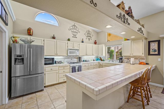 2729 W Ceres Court, Visalia, CA 93291