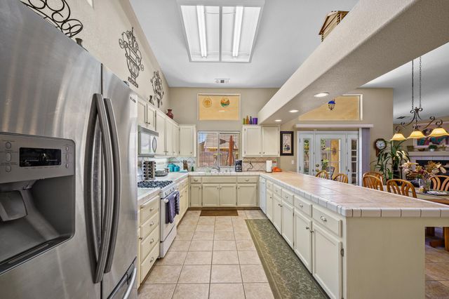 2729 W Ceres Court, Visalia, CA 93291