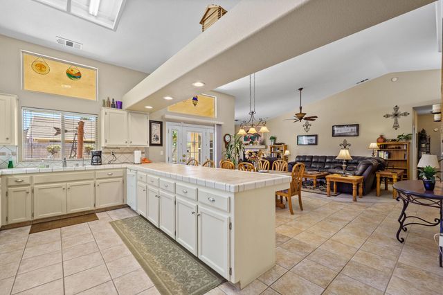 2729 W Ceres Court, Visalia, CA 93291