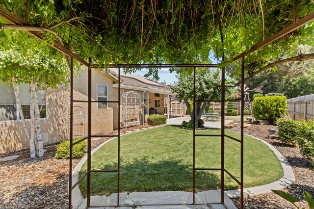 2729 W Ceres Court, Visalia, CA 93291