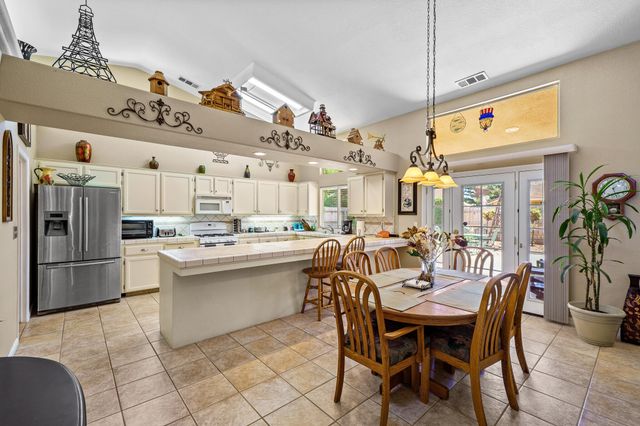 2729 W Ceres Court, Visalia, CA 93291