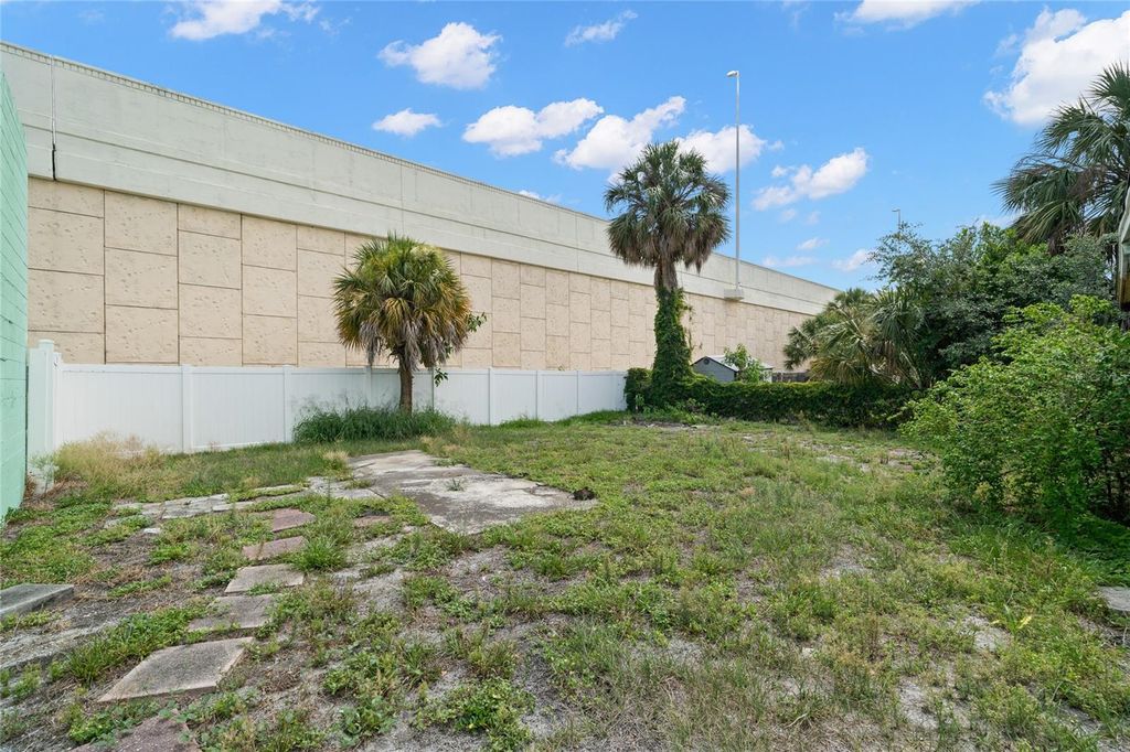 Image 14 of property listing at 1541 W LA SALLE STREET, Tampa, FL 33607