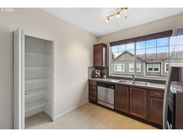 635 Nw LOST SPRINGS Ter 401, Portland, OR 97229