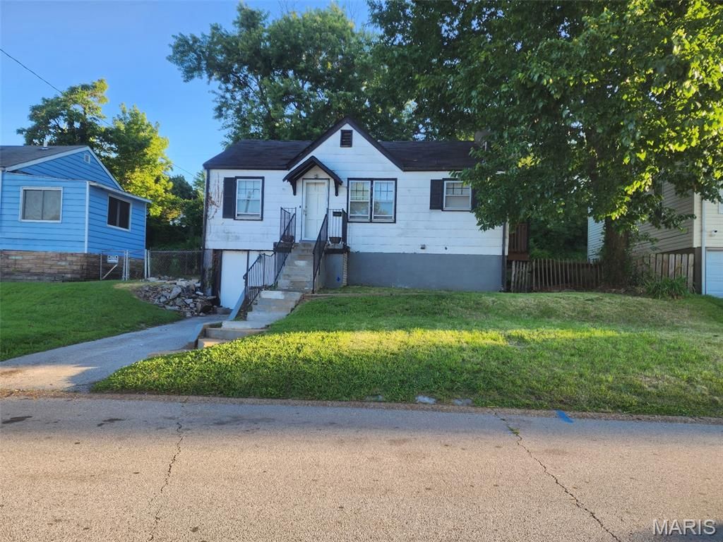 7164 Manette Drive, Flordell Hills, MO 63136