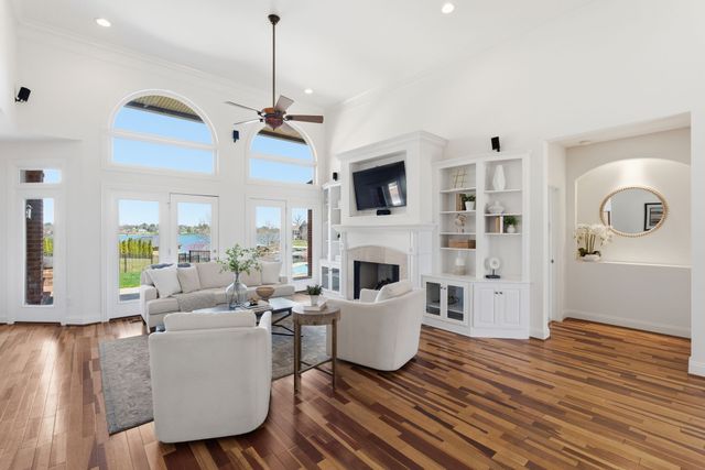 3025 Lakeshore Dr, Old Hickory, TN 37138