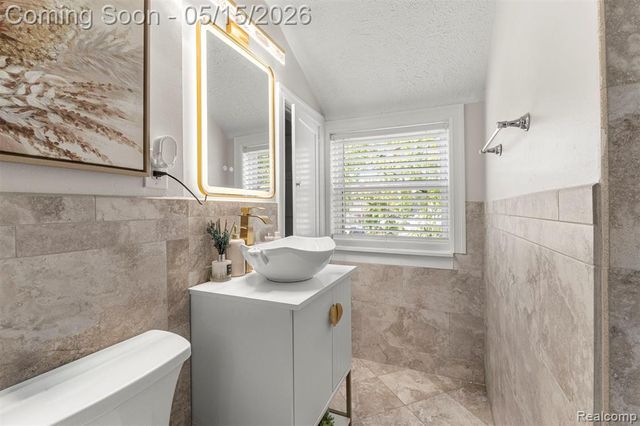 24171 Notre Dame Street, Dearborn, MI 48124