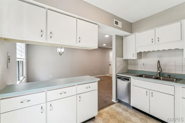 1718 Herault Place B, St Louis, MO 63125
