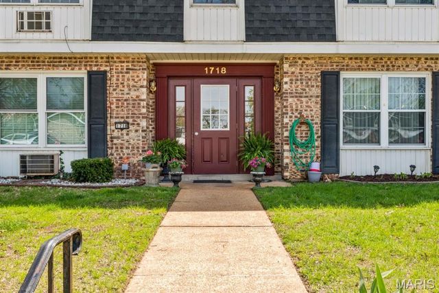 1718 Herault Place B, St Louis, MO 63125