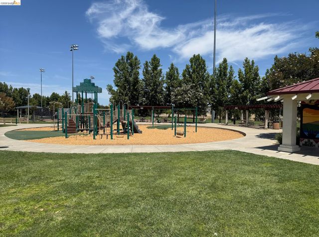 308 Foothill Dr, Brentwood, CA 94513