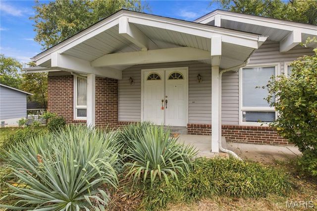 1135 Grand Prix Drive, St Charles, MO 63303