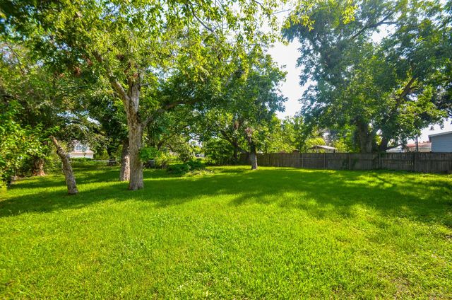 206 Winkin Avenue, Crosby, TX 77532