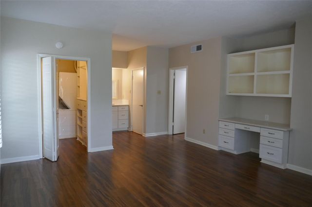 2100 Tanglewilde Street 261, Houston, TX 77063