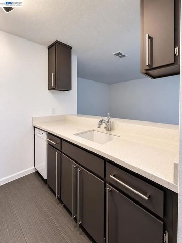 29621 Red Oak Ct 3, Hayward, CA 94544
