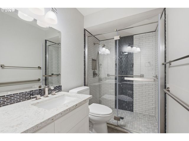 2418 Se BAYPOINT Dr, Vancouver, WA 98683
